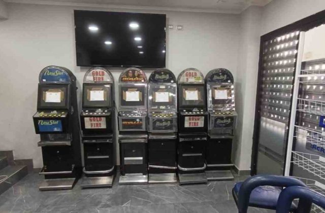 Napoli, 6 slot machine abusive sequestrate in un bar: titolare denunciato e multato di 66mila euro
