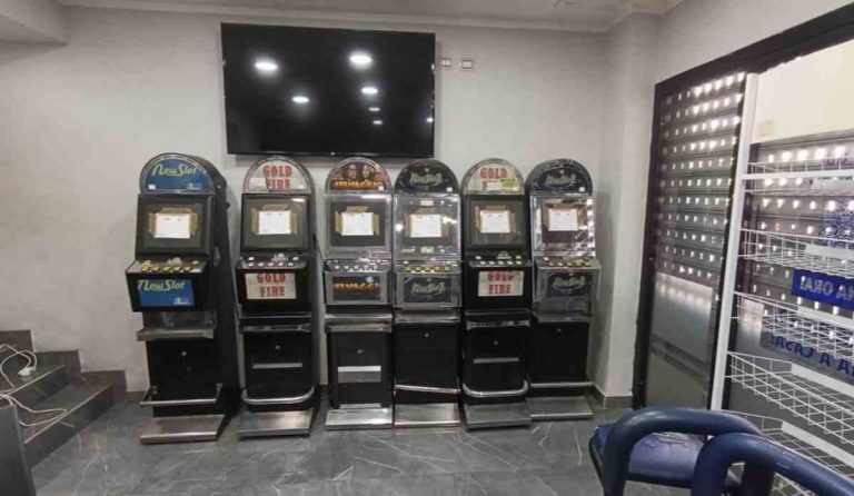 Napoli, 6 slot machine abusive sequestrate in un bar: titolare denunciato e multato di 66mila euro