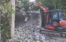Pimonte, abbattuti edifici abusivi in zona protetta: esecuzione di una sentenza del 2010