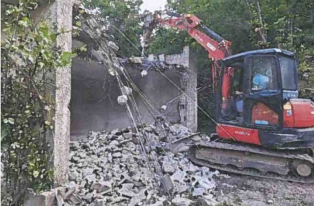 Pimonte, abbattuti edifici abusivi in zona protetta: esecuzione di una sentenza del 2010