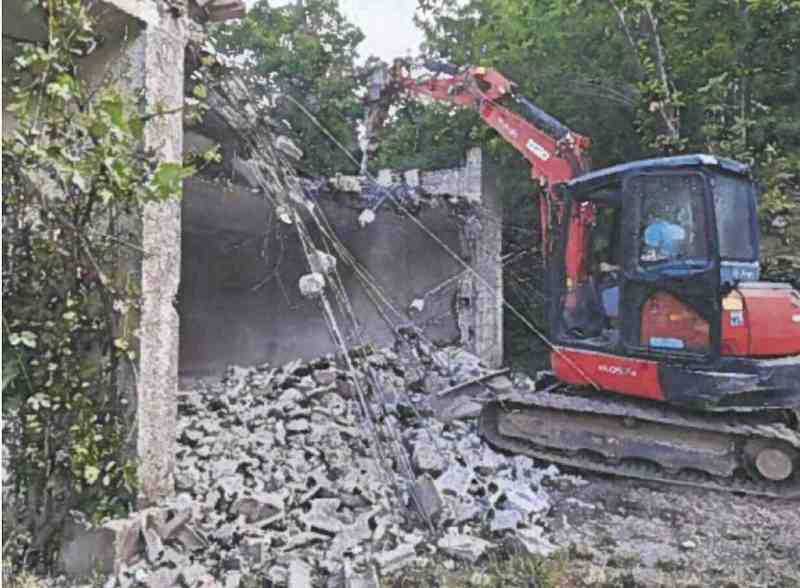 Pimonte, abbattuti edifici abusivi in zona protetta: esecuzione di una sentenza del 2010