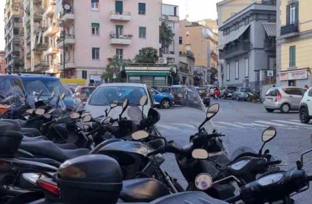 Vomero, Borgo di Antignano: segnalazioni di parcheggio abusivo nell’isola pedonale