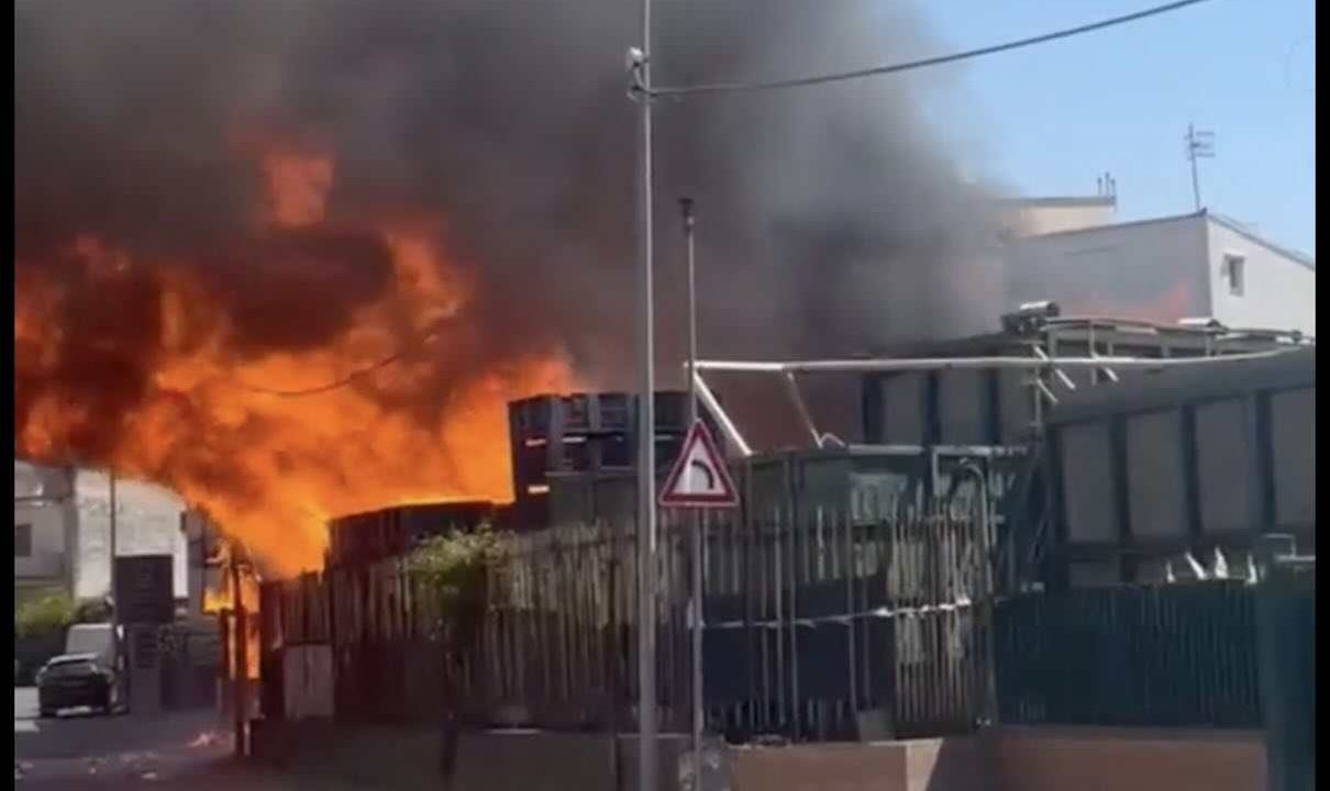 Striano, incendio in fabbrica dismessa: cresce la preoccupazione tra i residenti
