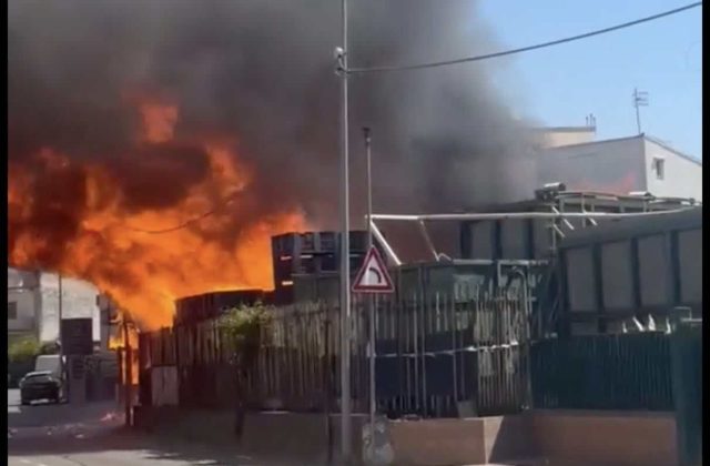 Striano, incendio in fabbrica dismessa: cresce la preoccupazione tra i residenti