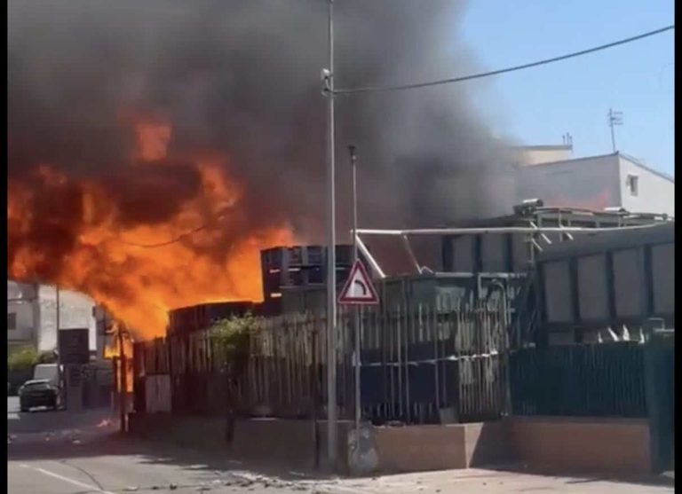 Striano, incendio in fabbrica dismessa: cresce la preoccupazione tra i residenti