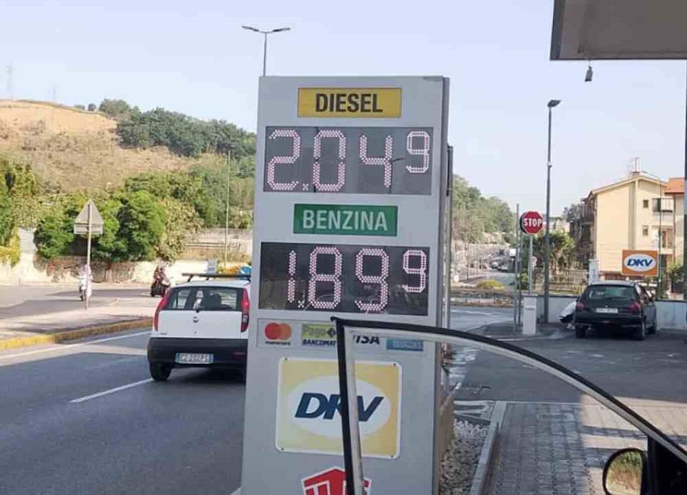 Taxi a Napoli, emergenza carburante: richiesti aiuti per evitare rincari delle tariffe