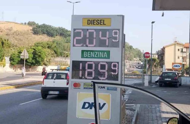 Taxi a Napoli, emergenza carburante: richiesti aiuti per evitare rincari delle tariffe