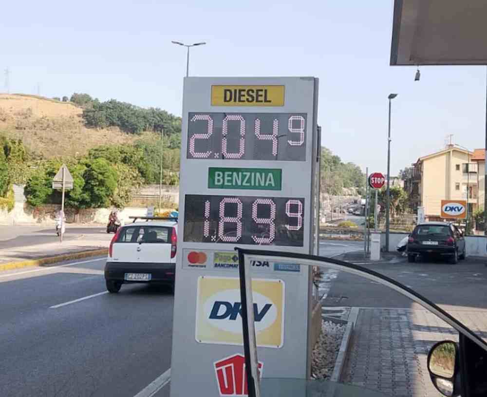 Taxi a Napoli, emergenza carburante: richiesti aiuti per evitare rincari delle tariffe
