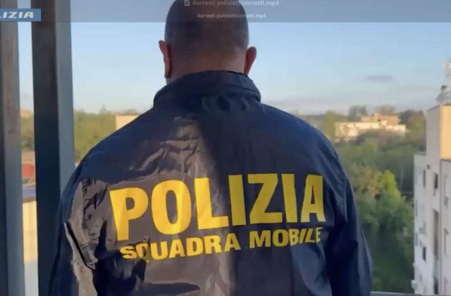 Napoli, scoperto arsenale domestico: arrestato un uomo dalla Squadra Mobile