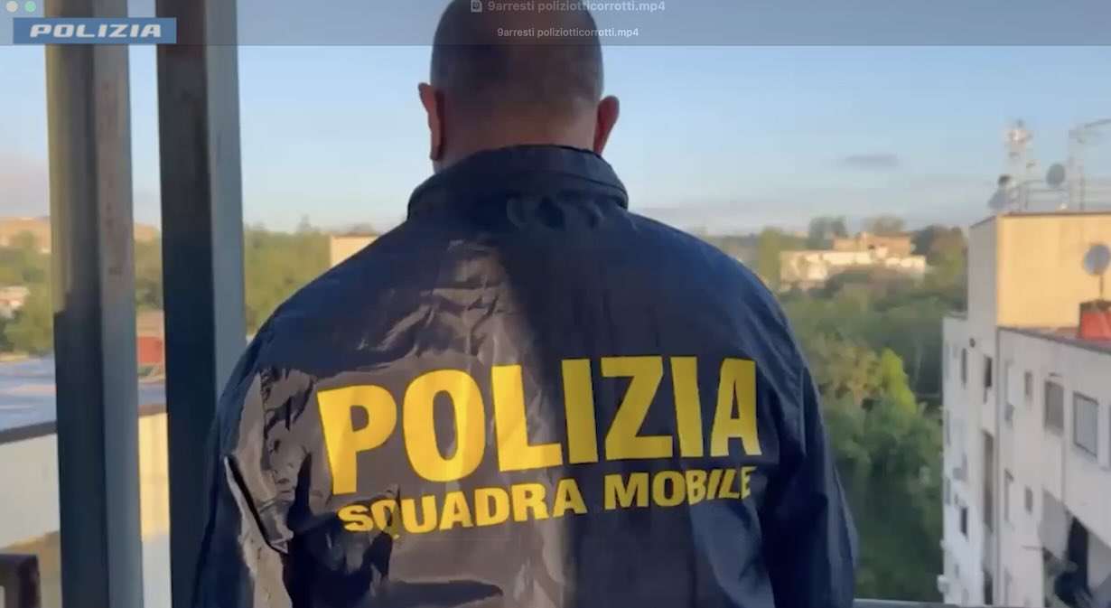 Napoli, scoperto arsenale domestico: arrestato un uomo dalla Squadra Mobile