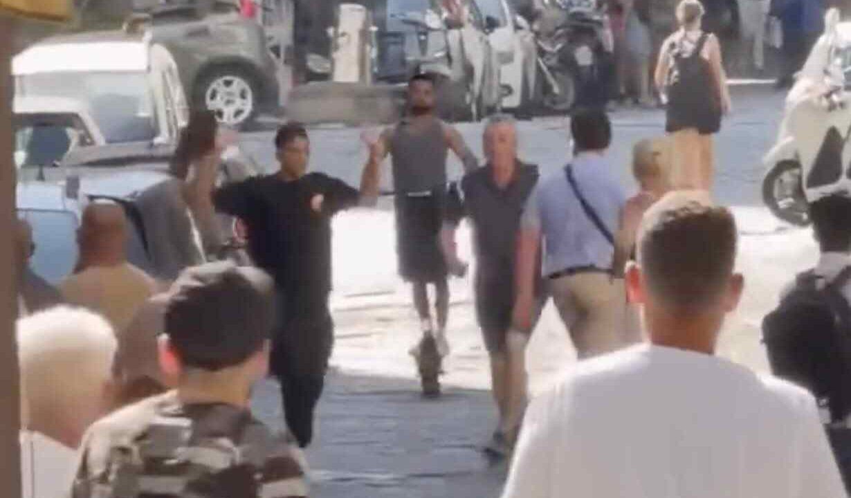 Corso Umberto, tentato scippo: turisti inseguono il ladro in fuga