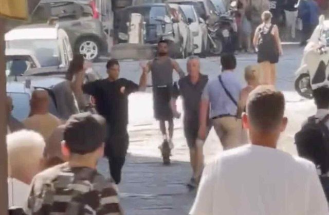 Corso Umberto, tentato scippo: turisti inseguono il ladro in fuga
