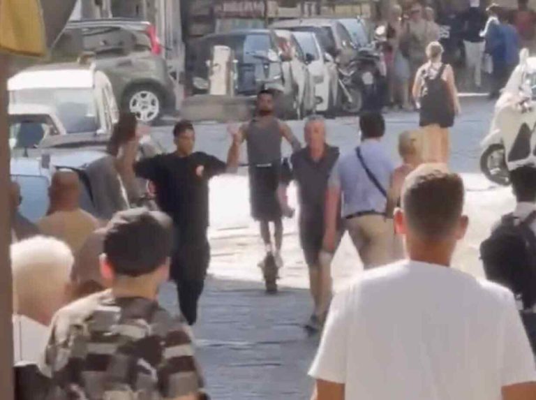 Corso Umberto, tentato scippo: turisti inseguono il ladro in fuga