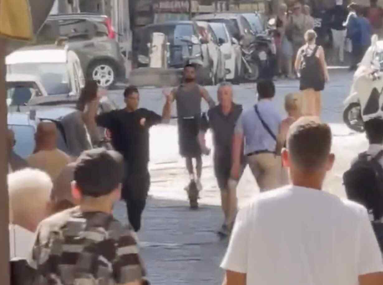 Corso Umberto, tentato scippo: turisti inseguono il ladro in fuga