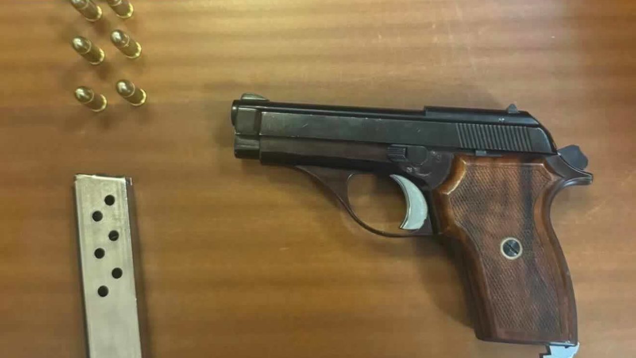 Napoli, tensione in piazzetta Sedil Capuano: passeggero lancia pistola e scappa