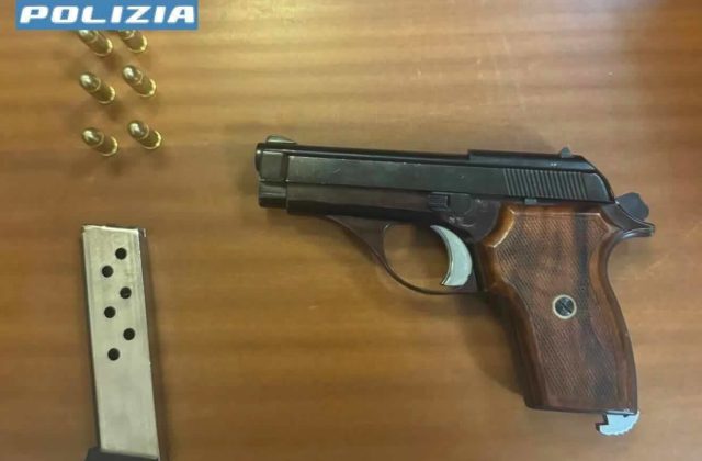 Napoli, tensione in piazzetta Sedil Capuano: passeggero lancia pistola e scappa