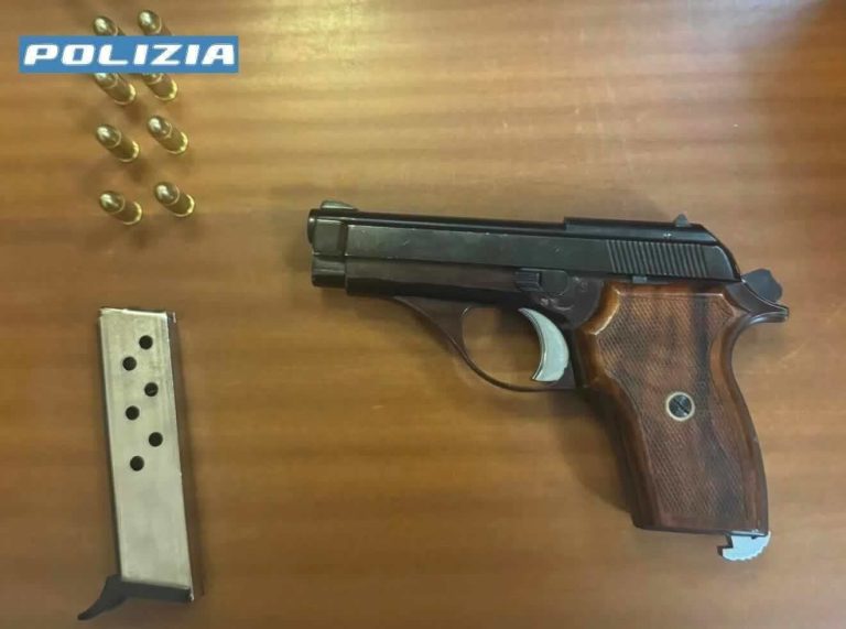Napoli, tensione in piazzetta Sedil Capuano: passeggero lancia pistola e scappa