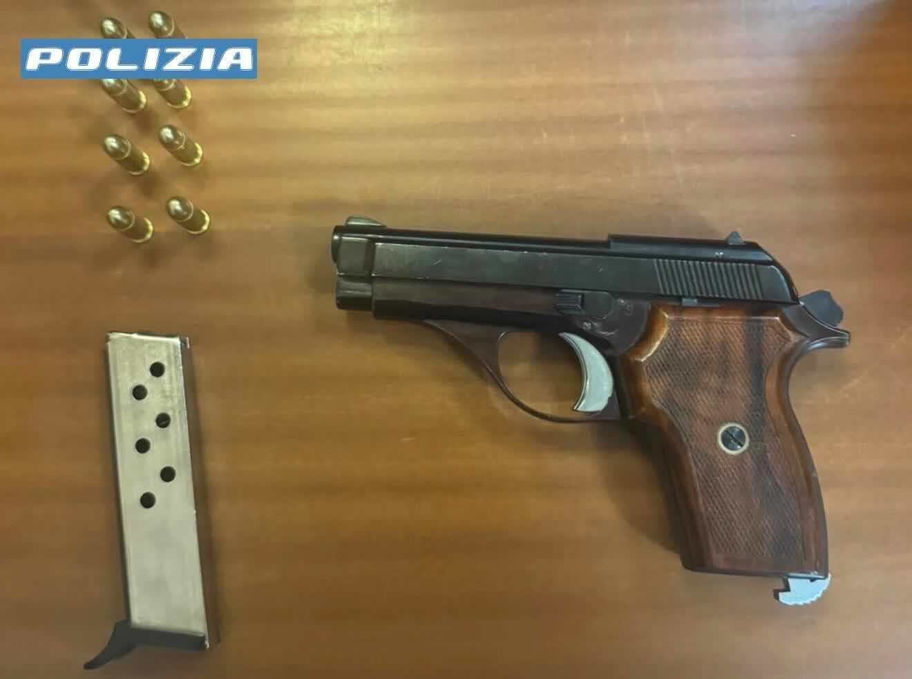 Napoli, tensione in piazzetta Sedil Capuano: passeggero lancia pistola e scappa