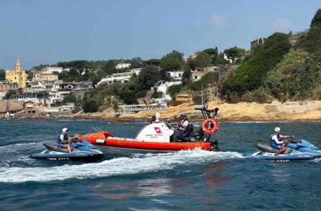 Marechiaro, Guardia Costiera ferma taxi abusivi al Scoglione: scatta il blitz