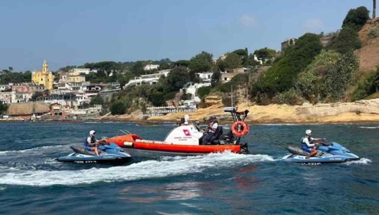 Marechiaro, Guardia Costiera ferma taxi abusivi al Scoglione: scatta il blitz