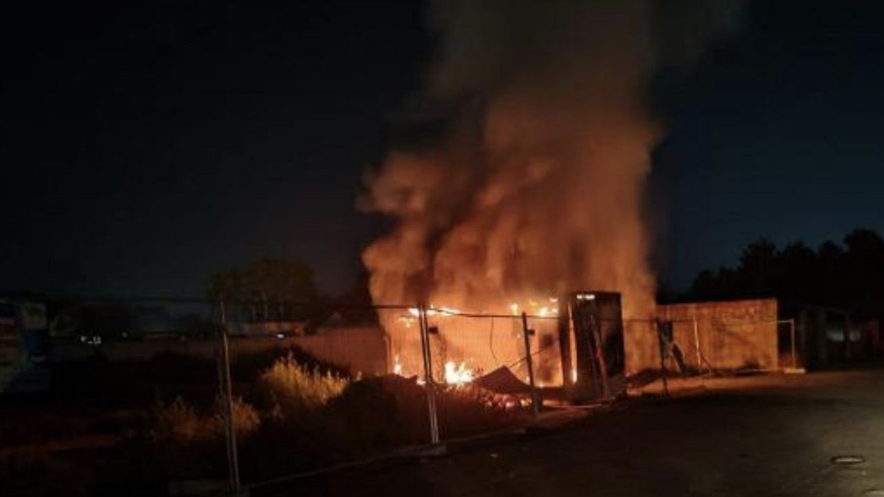 Giugliano, incendio in un container per rifiuti: il commissario Vadalà interviene