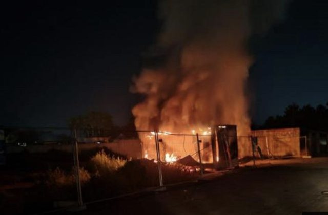 Giugliano, incendio in un container per rifiuti: il commissario Vadalà interviene