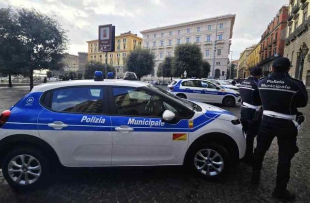 Napoli, controlli sui dehors: chiusi per tre giorni otto locali irregolari