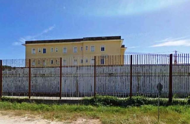 Carinola, tentativo di fuga dal carcere bloccato: due detenuti sorpresi sul tetto