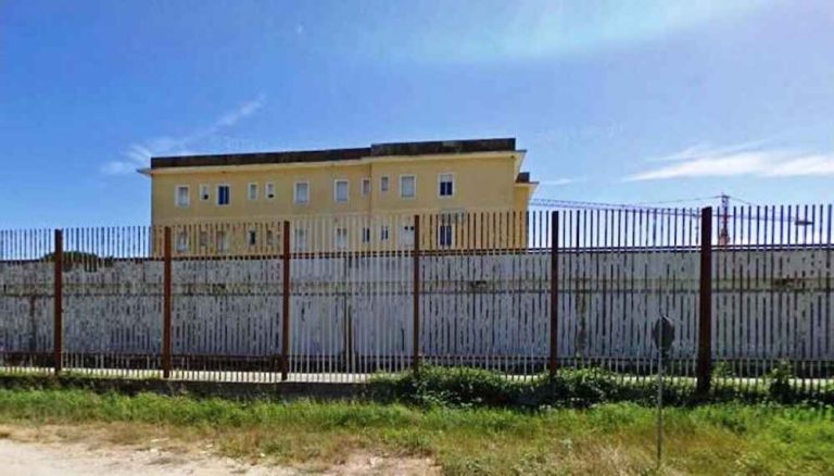 Carinola, tentativo di fuga dal carcere bloccato: due detenuti sorpresi sul tetto