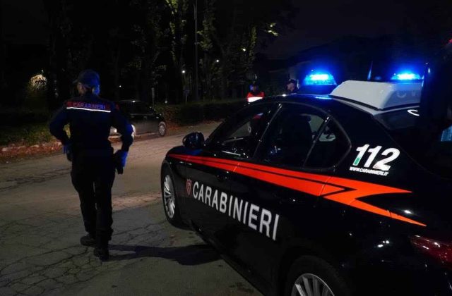 Torre del Greco, uomo arrestato dopo aver accoltellato la compagna per gelosia