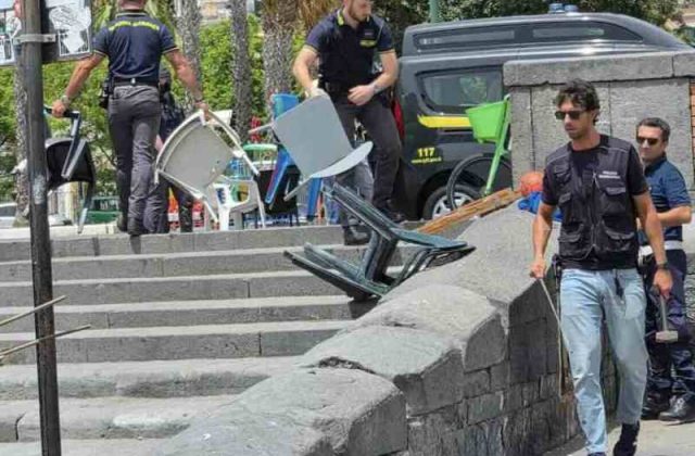 Napoli, operativo al lido Mappatella: sequestri di ombrelloni e sedie non autorizzate
