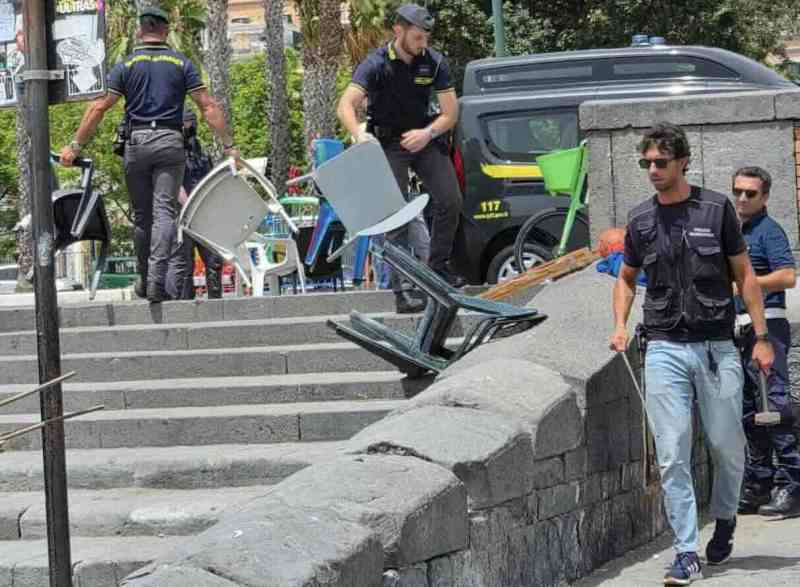 Napoli, operativo al lido Mappatella: sequestri di ombrelloni e sedie non autorizzate