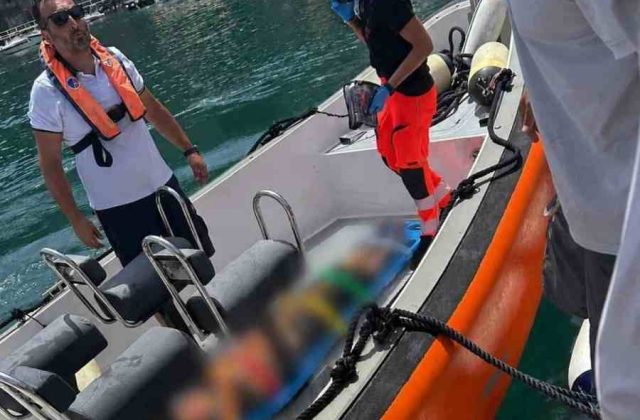 Sorrento, turista belga cade dalla scogliera della Regina Giovanna: intervento della Guardia Costiera salva la vita