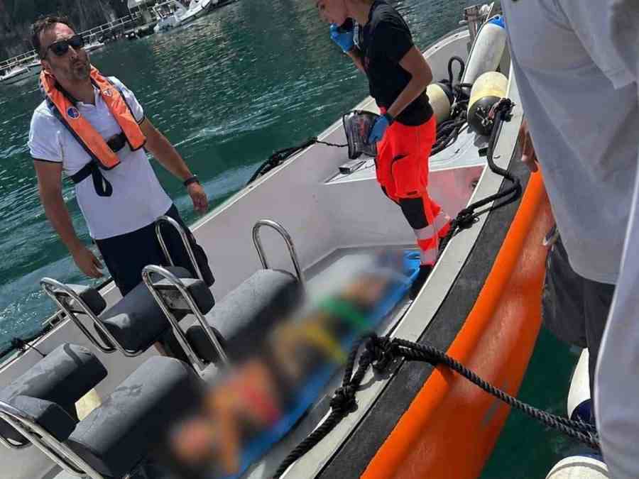 Sorrento, turista belga cade dalla scogliera della Regina Giovanna: intervento della Guardia Costiera salva la vita