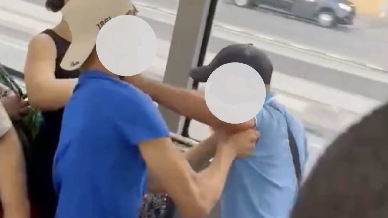 Napoli, anziano malmenato sul bus: indagini in corso per trovare l’aggressore