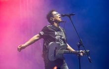 Edoardo Bennato compie 80 anni: un simbolo del rock partenopeo celebra l’eternità della giovinezza