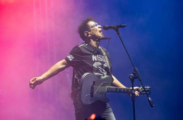 Edoardo Bennato compie 80 anni: un simbolo del rock partenopeo celebra l’eternità della giovinezza
