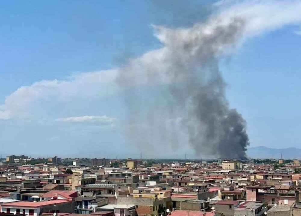 Incendio a Caivano: fiamme distruggono un deposito dismesso