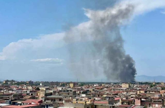 Incendio a Caivano: fiamme distruggono un deposito dismesso