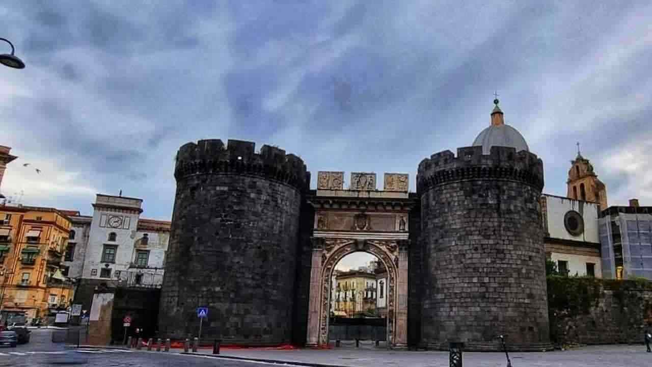 Porta Capuana, giovane di 24 anni arrestato per possesso di droga e denaro contante