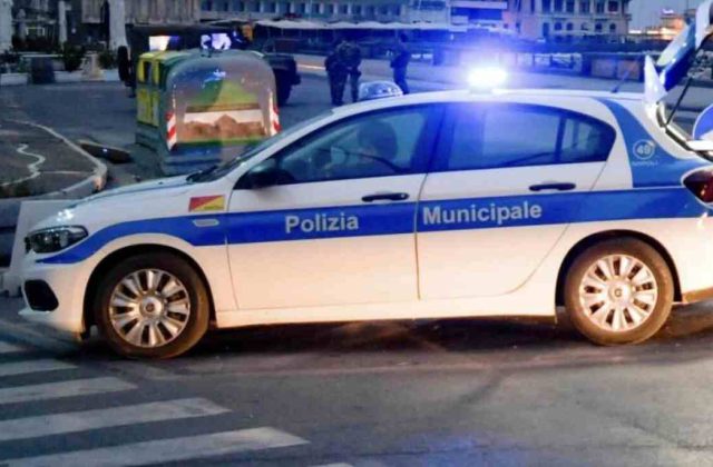 Napoli, truffa delle auto clonate: arrestata una banda con vettura rubata