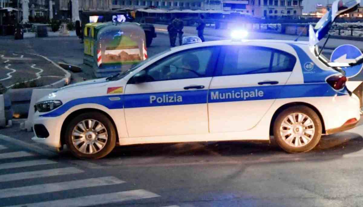 Napoli, truffa delle auto clonate: arrestata una banda con vettura rubata