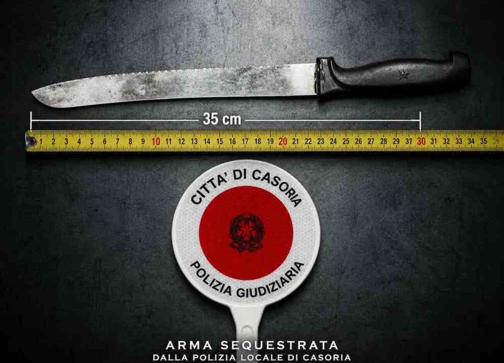 Casoria, giovane armato aggredisce passanti: bloccato dalla Polizia Locale
