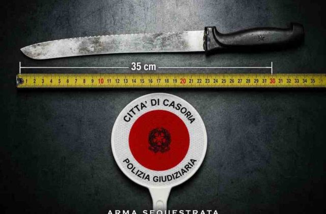 Casoria, giovane armato aggredisce passanti: bloccato dalla Polizia Locale