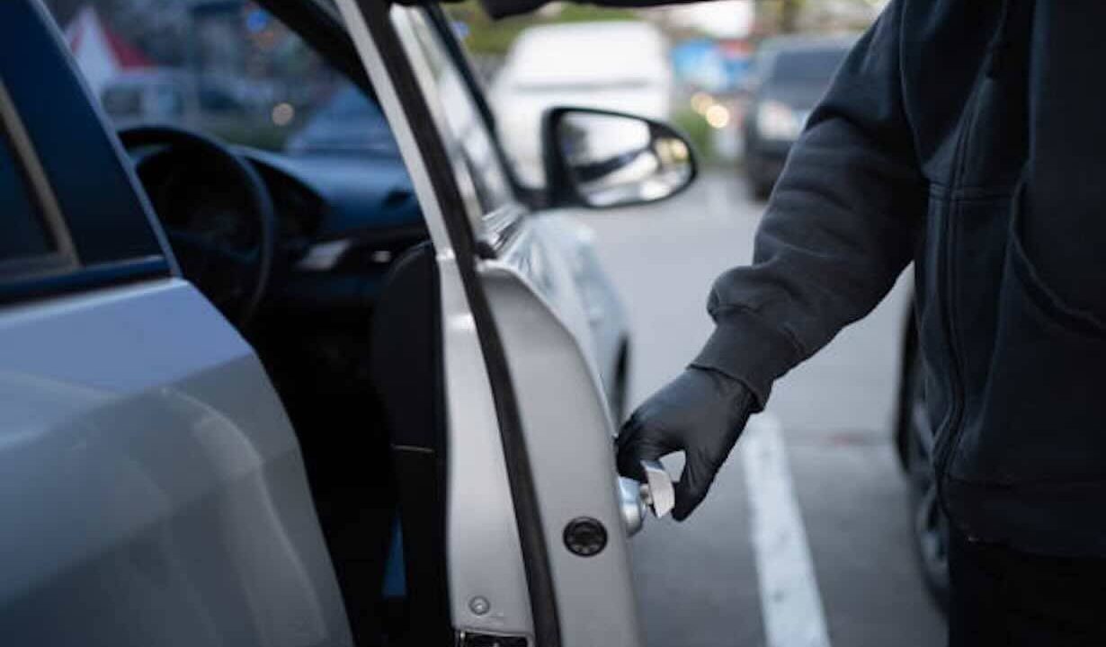 Napoli, tentato furto d’auto in via Firenze: un 45enne arrestato