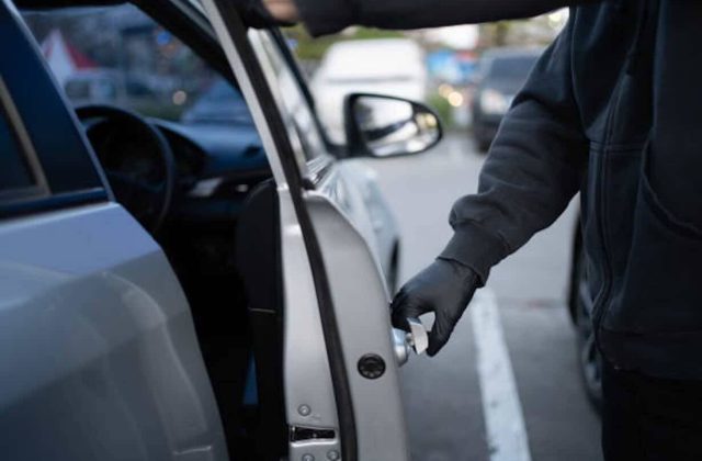 Napoli, tentato furto d’auto in via Firenze: un 45enne arrestato