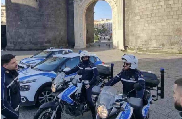Aggressione ai vigili a Napoli: un turista scippato, arrestato un giovane