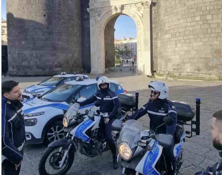 Aggressione ai vigili a Napoli: un turista scippato, arrestato un giovane