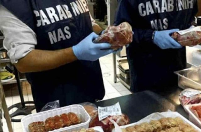 Sorrento, chiuso ristorante abusivo: sequestrati 30 chili di alimenti nel centro città
