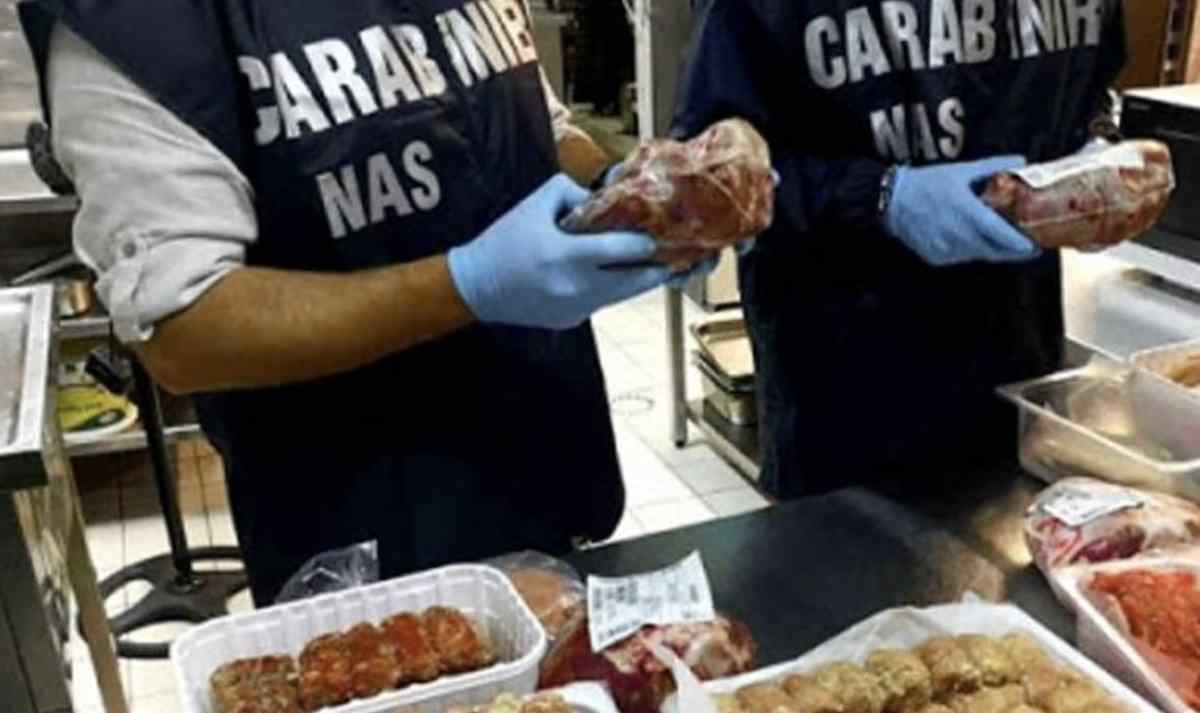 Sorrento, chiuso ristorante abusivo: sequestrati 30 chili di alimenti nel centro città